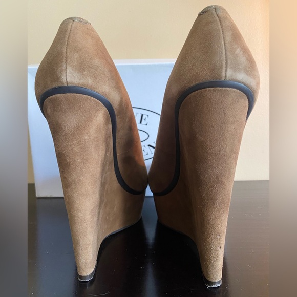 Steve Madden- Roxxie taupe suede wedge. Size 9.5. 5.5” heel and 1.5” platform - Picture 4 of 11